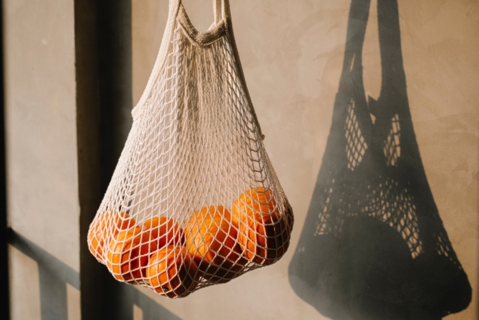 Wielorazowa torba ekologiczna na zakupy z pomarańczami w środku